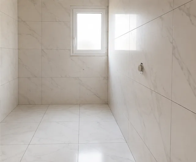 Salle d'eau carrelée en grands formats effet marbre blanc par RSN 24, artisan à Bergerac