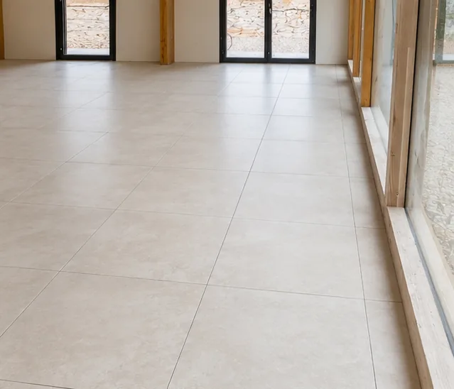 Sol en carrelage grand format posé dans un séjour par RSN 24, carreleur à Bergerac